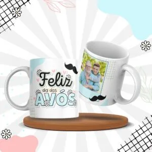 10 Artes Canecas Avós - Png 7 Duas canecas brancas personalizadas com arte digital sobre dia dos avós em fundo decorado.
