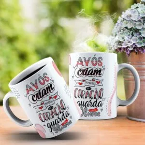 11 Artes Canecas Avós - Png e Corel 12 Duas canecas brancas com estampa colorida sobre mesa de madeira ao ar livre.