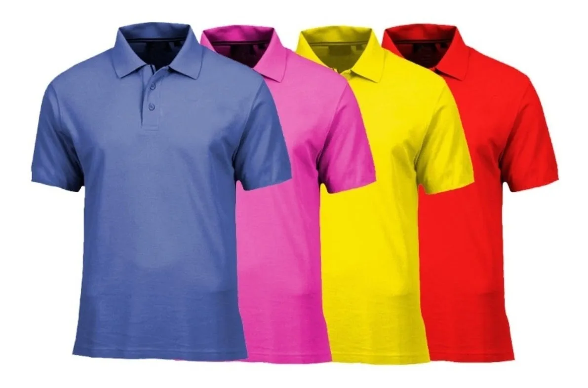 Quatro camisas polo sobrepostas nas cores azul, rosa, amarela e vermelha