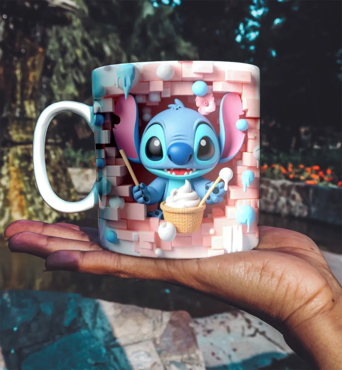 Mão segurando caneca branca com ilustração 3D de criatura azul com sorvete.