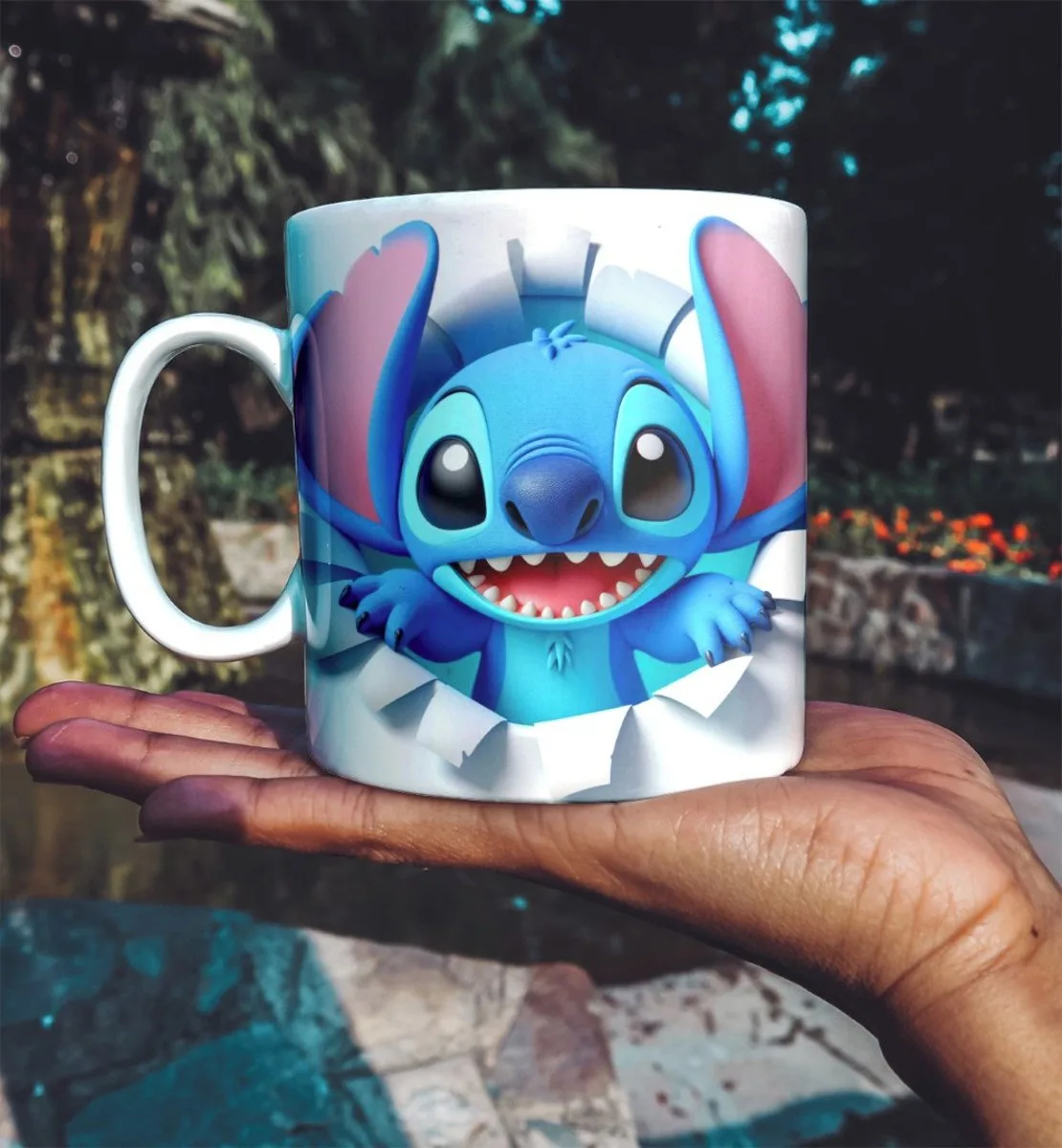 Uma caneca branca estampada com um personagem azul sorridente segurada por uma mão humana.