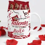 Caneca branca personalizada com barras de chocolate e pétalas de rosa vermelhas espalhadas.