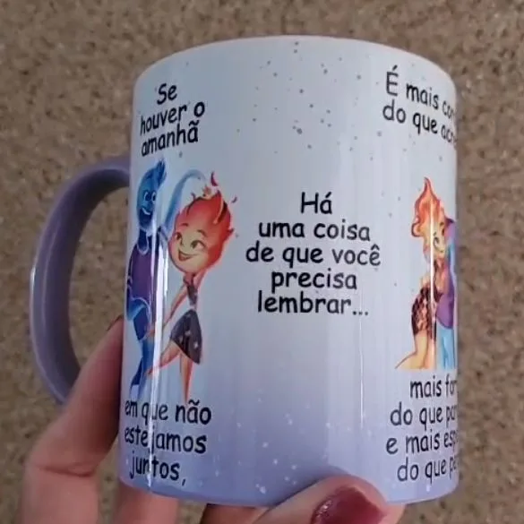 4 Artes Caneca Se Houver o Amanhã Elementos Arquivo Editável 6 Caneca branca com alça lilás, exibindo personagens coloridos e texto inspirador.