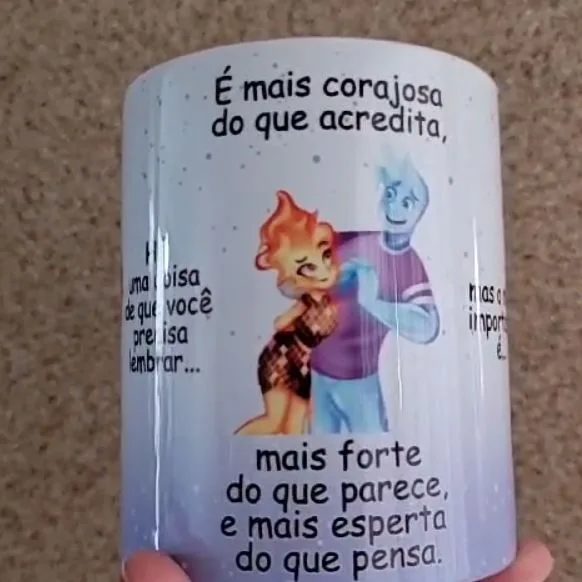 4 Artes Caneca Se Houver o Amanhã Elementos Arquivo Editável 7 Ilustração de dois personagens abraçados com frase motivacional em português.