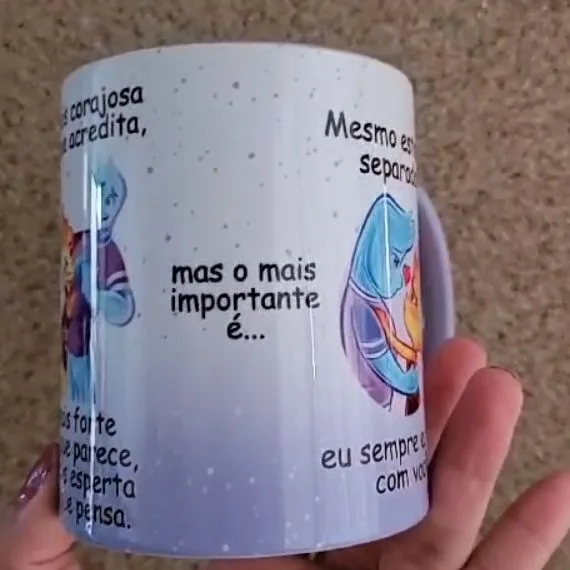 4 Artes Caneca Se Houver o Amanhã Elementos Arquivo Editável 8 Caneca branca segurada por mão com frases e personagens desenhados