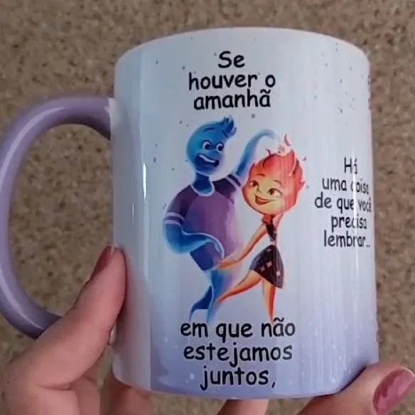 4 Artes Caneca Se Houver o Amanhã Elementos Arquivo Editável 5 Caneca branca lilás segurada por mão com personagens e frases em português