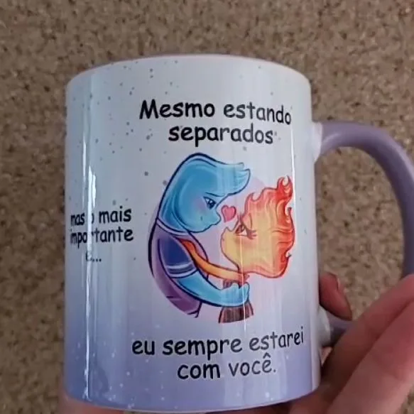 4 Artes Caneca Se Houver o Amanhã Elementos Arquivo Editável 9 Ilustração digital de figuras elementais azul e laranja abraçadas em caneca.