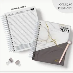 Agendas espiraladas abertas com folhas pautadas e caneta decorativa sobre fundo branco.