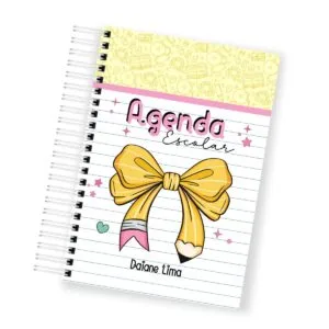 Caderno espiral escolar com capa ilustrada contendo laço de fita amarelo e lápis.