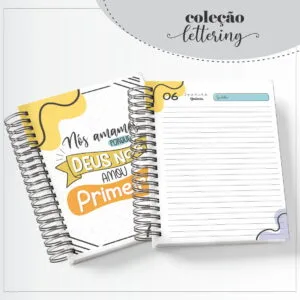 Agenda espiral aberta com design amarelo exibindo frases religiosas em caligrafia manuscrita artística.