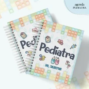 Dois cadernos espirais com estampa infantil de brinquedos e ícones de pediatria.