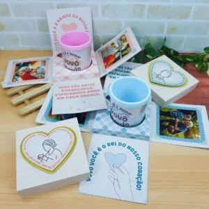 Produtos personalizados com artes digitais para avós sobre uma mesa de madeira.