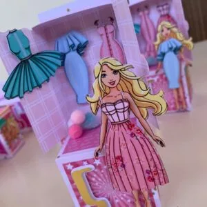 Caixa de papel personalizada em miniatura com boneca e vestidos de papel