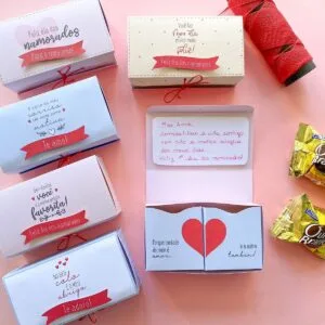 Arte digital com caixas de presente românticas, linha vermelha e doces sobre fundo rosa.