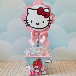 Arquivo de Corte Centro de Mesa Hello Kitty 7 Decoração de mesa personalizada com personagem icônico sobre base quadrada e laço rosa.