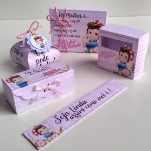 Conjunto de caixas decorativas temáticas rosa com ilustrações infantis sobre o dia da mulher.
