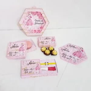 Caixas e embalagens personalizadas temáticas em tons de rosa com ilustrações de mulheres.