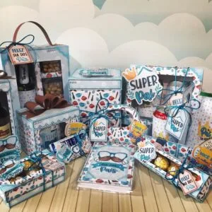 Arquivo De Corte Dia Dos Pais 1- Arquivo Digital 5 Vários kits de presente personalizados com temática de dia dos pais sobre mesa.