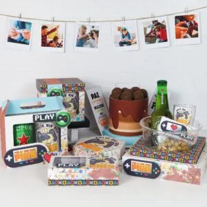 Arquivo de Corte Dia dos Pais Game 9 Kit de presente com caixas personalizadas, doces, bebida e fotos penduradas em varal.