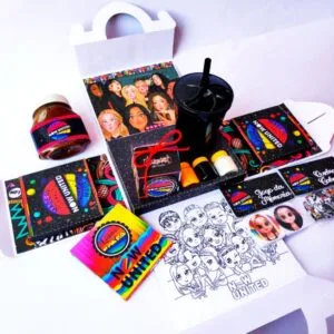 Kit de itens temáticos variados dispostos sobre uma superfície branca.