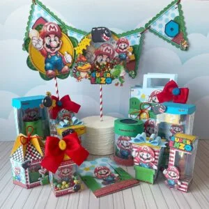 Decoração de festa com banner, caixas, laços e personagens de boné vermelho
