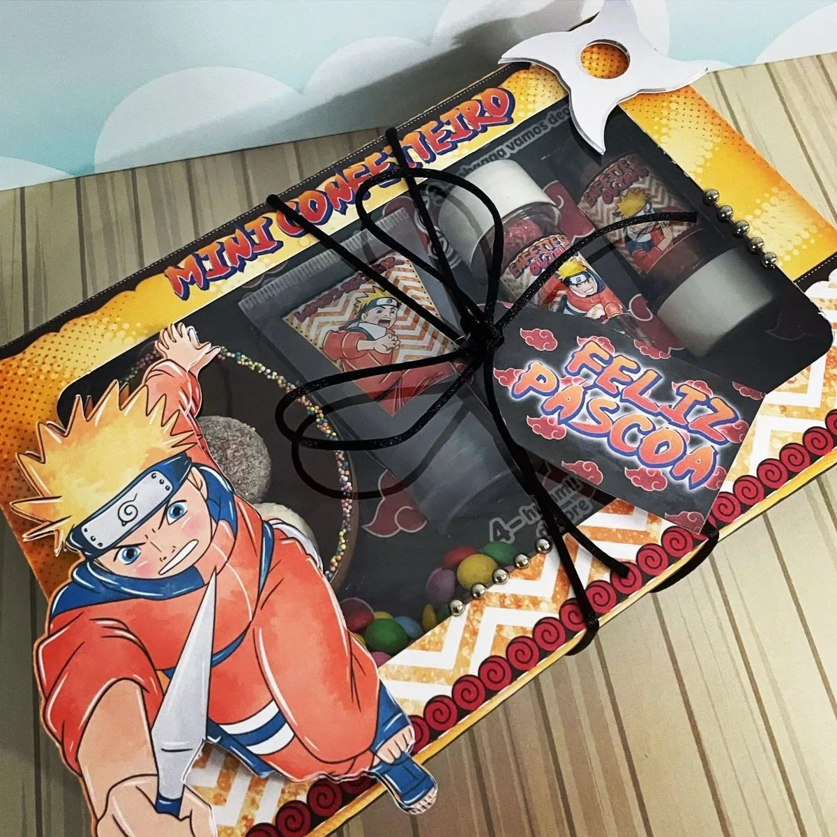 Arquivos De Corte Páscoa Naruto Mini Confeiteiro 7 Caixa de Páscoa com personagem de anime, doces e estrela ninja sobre mesa