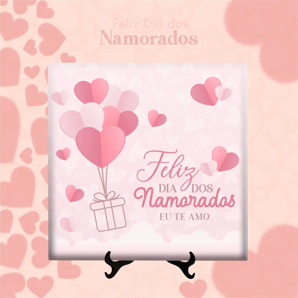 Arquivos Sublimação Azulejos Dia dos Namorados 2023 Editável 4 Arte digital com corações, presente e balões rosas, fundo claro e mensagem romântica