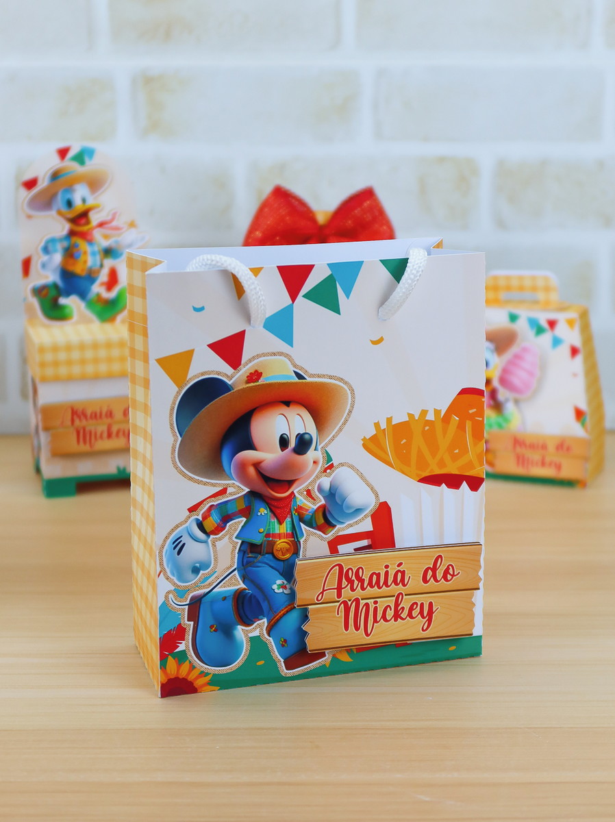 Arraiá da Turma do Mickey - Studio 4 Arte digital de sacola Arraiá do Mickey com personagem em traje junino.
