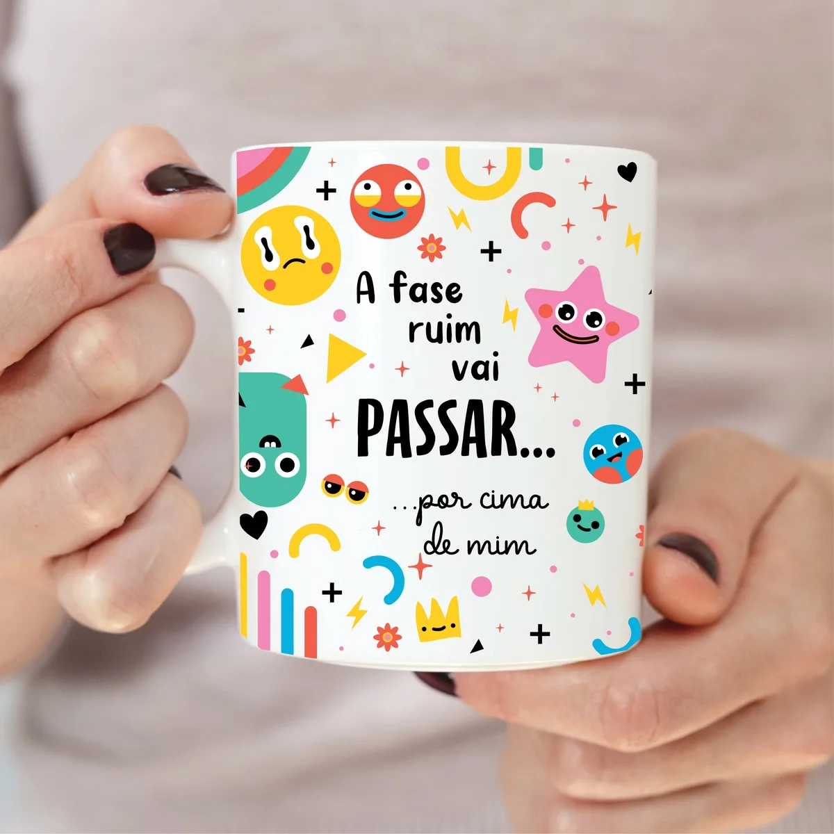 Arte Caneca A Fase Ruim Vai Passar... Por Cima De Mim Frase 2 Ilustração digital com frase motivacional, carinhas coloridas e elementos gráficos sobre fundo branco.