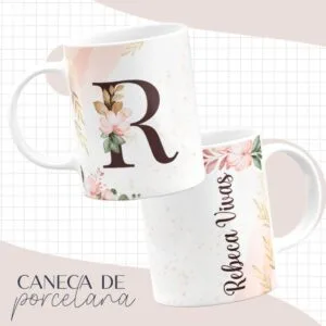 Duas canecas brancas com estampas florais e letras personalizadas sobre fundo quadriculado.