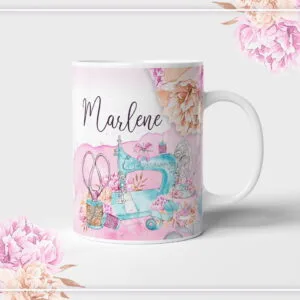 Caneca branca com ilustração de costura e flores rosa