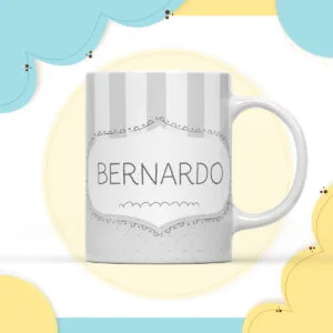 Caneca branca personalizada com listras verticais cinzas e nome escrito em destaque central.