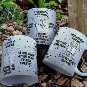 Arte Caneca Filhos se Houver Amanha Meninos - Png e Corel 45 Três canecas brancas estampadas com frases e ilustrações entre folhagens e folhas secas.