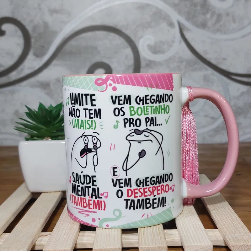 Arte Caneca Fui Passando no Crédito Esqueci a Fatura Rosa 6 Arte digital de caneca branca com alça rosa, frases e desenhos