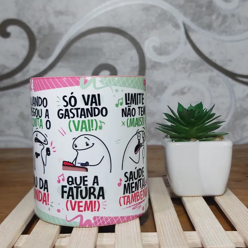 Arte Caneca Fui Passando no Crédito Esqueci a Fatura Rosa 5 Caneca branca ilustrada com frases e desenhos, ao lado de suculenta