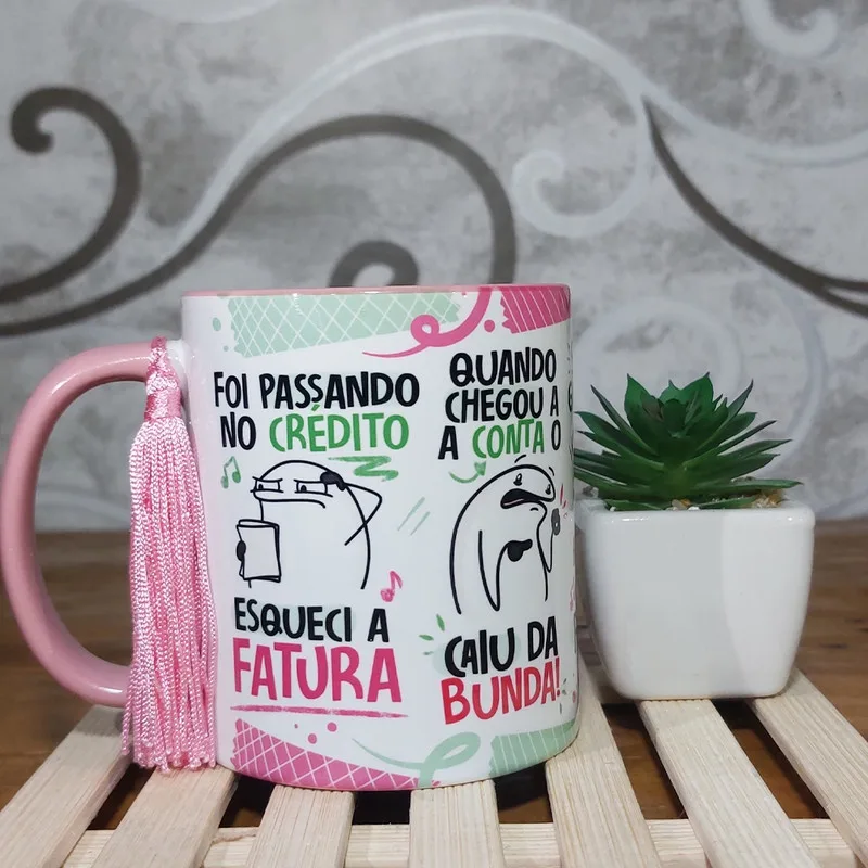 Arte Caneca Fui Passando no Crédito Esqueci a Fatura Rosa 4 Caneca branca com frases e desenhos, planta suculenta e fundo decorado.