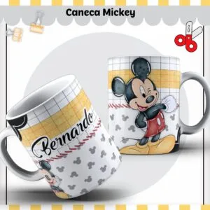 Duas canecas brancas com estampa de personagem animado e um nome personalizado escrito.