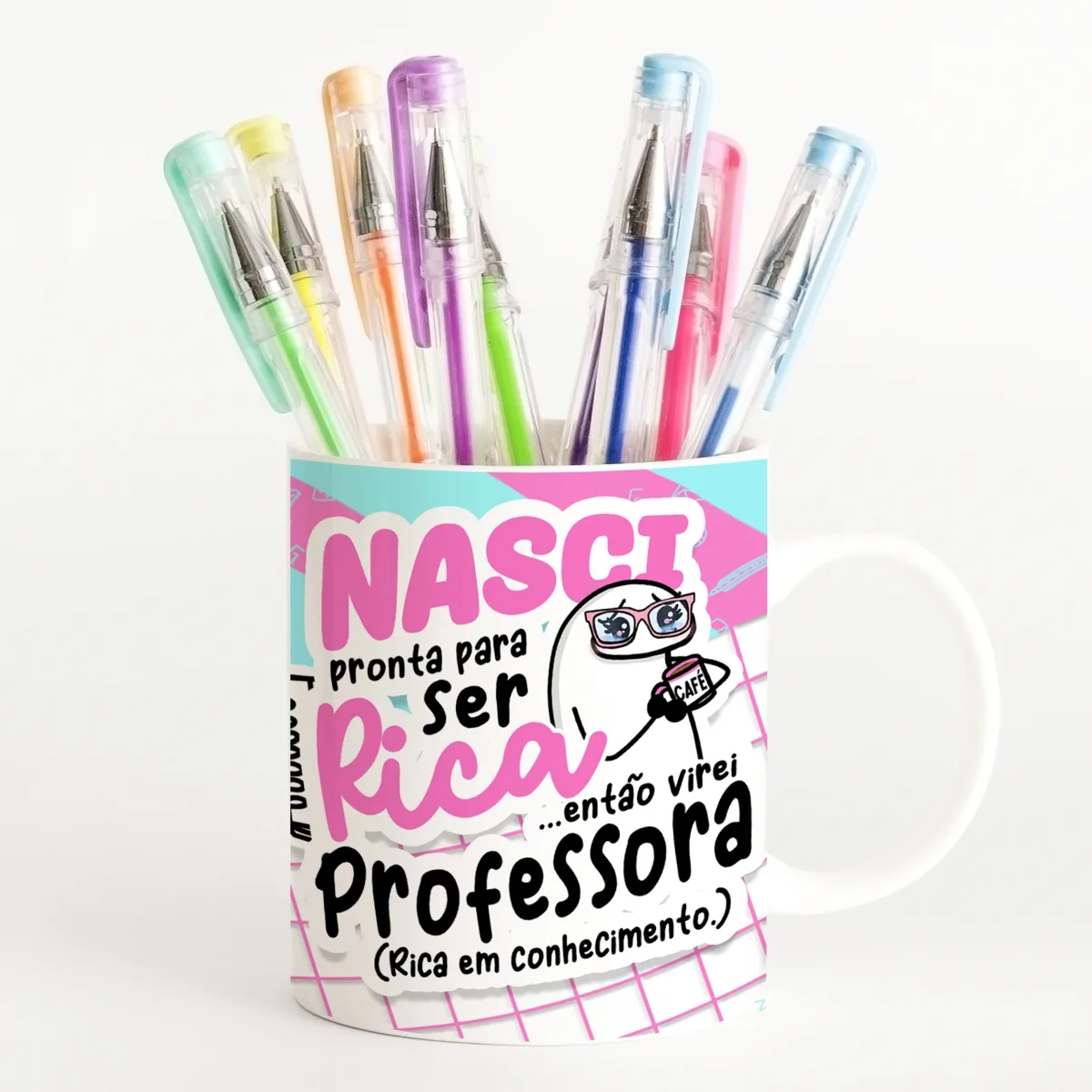 Caneca branca com canetas coloridas e estampa de frase e personagem
