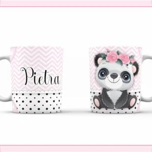 Duas canecas brancas com estampa de panda, flores e nome em arte digital.