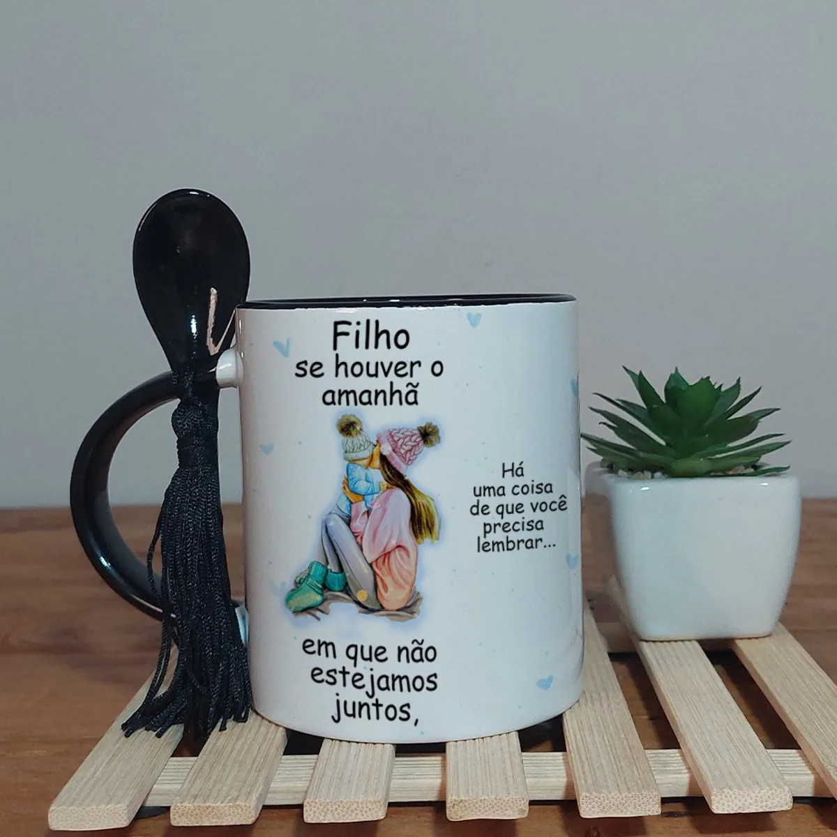 Arte Caneca se Houver Amanha Filho - Png 4 Caneca branca com ilustração de mãe e filho e frase em português sobre união.