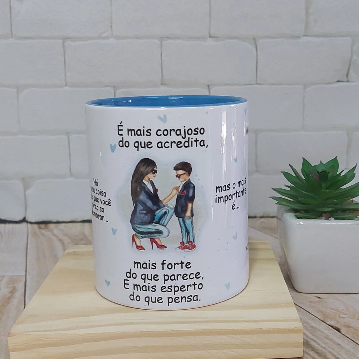 Arte Caneca se Houver Amanha Filho - Png 5 Caneca branca personalizada com ilustrações e frases inspiradoras sobre uma base de madeira.