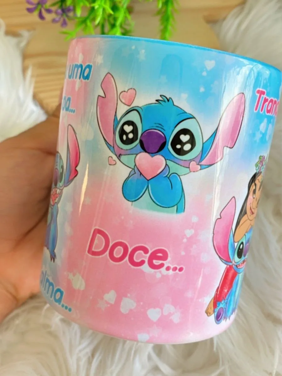Arte Caneca Stitch Vocês Que Me Estressam 2 Cano com estampa azul e rosa contendo personagens de animação e texto escrito.
