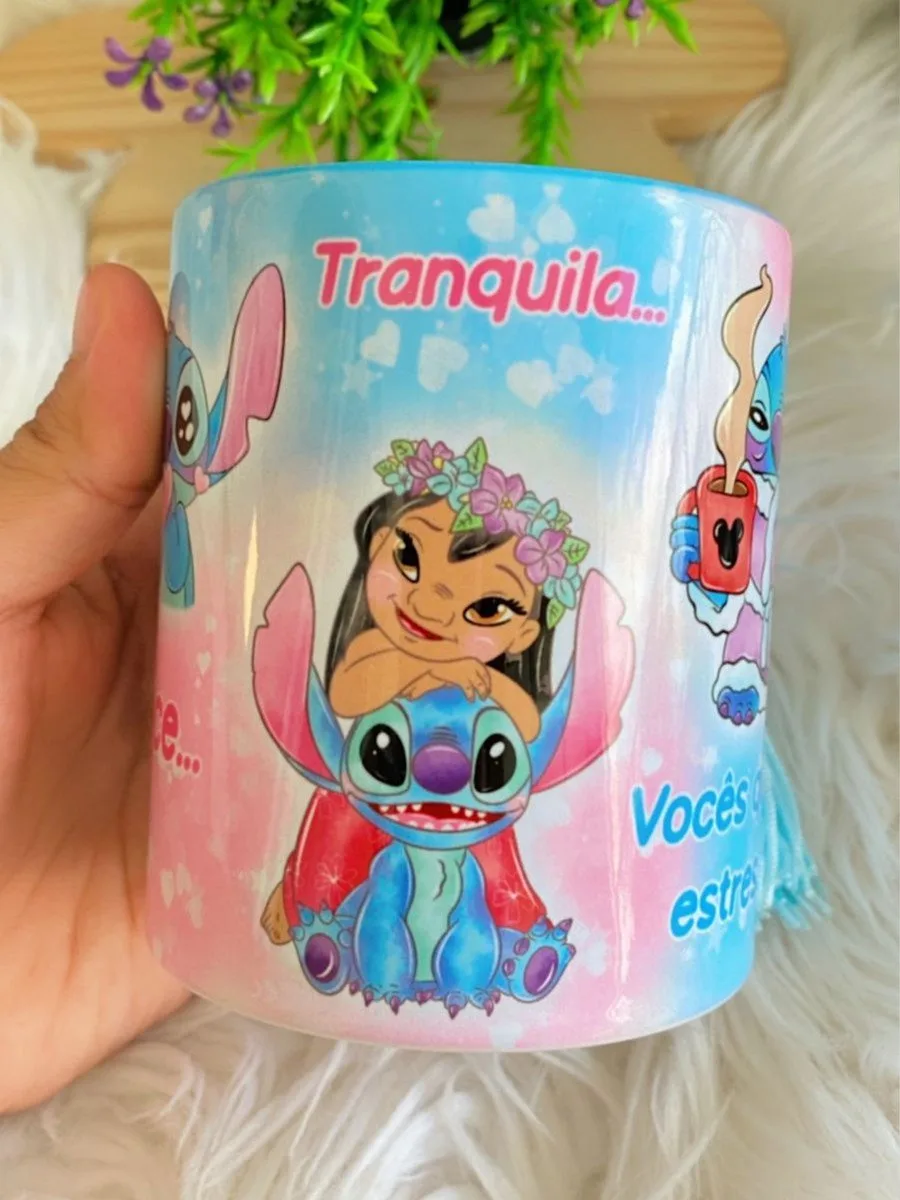 Arte Caneca Stitch Vocês Que Me Estressam 3 Caneca personalizada com estampa colorida de menina e criatura azul em fundo rosa.