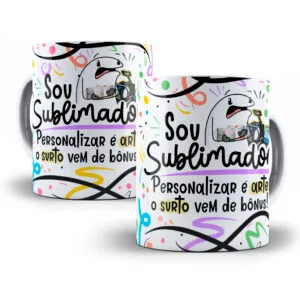 Duas canecas brancas com design colorido e frase divertida sobre sublimação.
