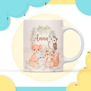 Caneca branca estampada com ilustrações de animais da floresta e flores delicadas.