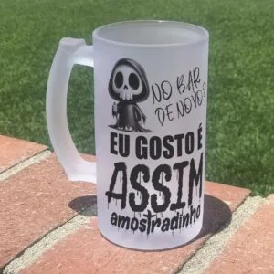 Arte Digital Caneca Choop Amostradinho 50 Caneca de chopp jateada com ilustração de caveira e frases em português escritas.