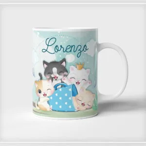 Caneca branca estampada com quatro gatinhos fofos em tons pastéis e fundo azul