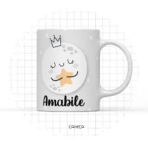 Caneca branca estampada com ilustração infantil de lua com coroa e estrela.