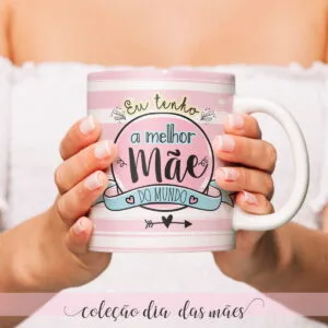 Uma pessoa segura uma caneca branca estampada com o tema dia das mães.