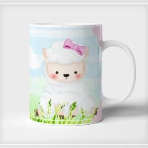 Caneca branca estampada com o desenho de uma ovelha fofa em um campo verde